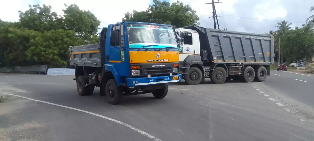 வேகத்தடை அமைக்க வேண்டும் வேகத்தடை அமைக்க வேண்டும்