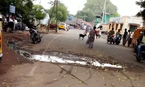 சாலையில் தேங்கி கிடக்கும் கழிவுநீர்