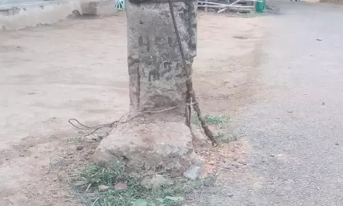 சேதமடைந்த மின்கம்பம்