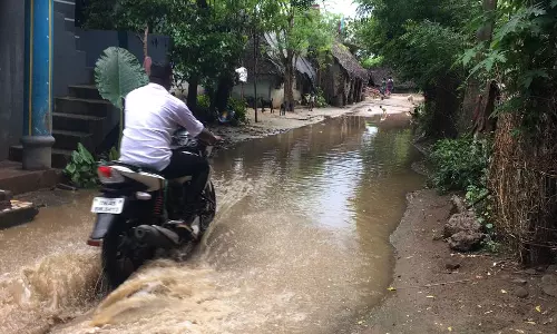 சாலையில் தேங்கும் மழைநீர் சாலையில் தேங்கும் மழைநீர்