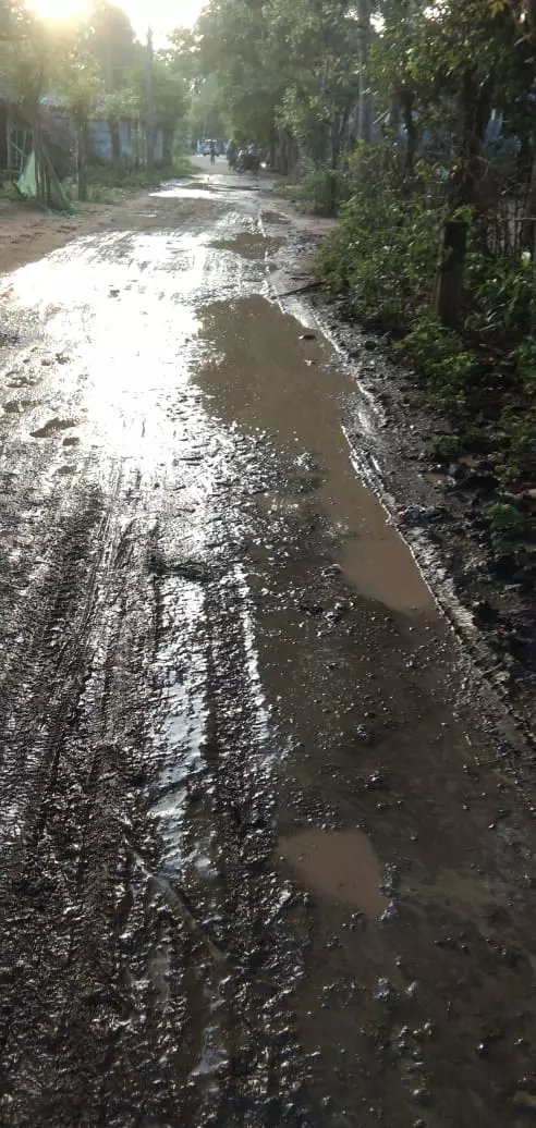 சேறும்,சகதியுமான சாலை சேறும்,சகதியுமான சாலை