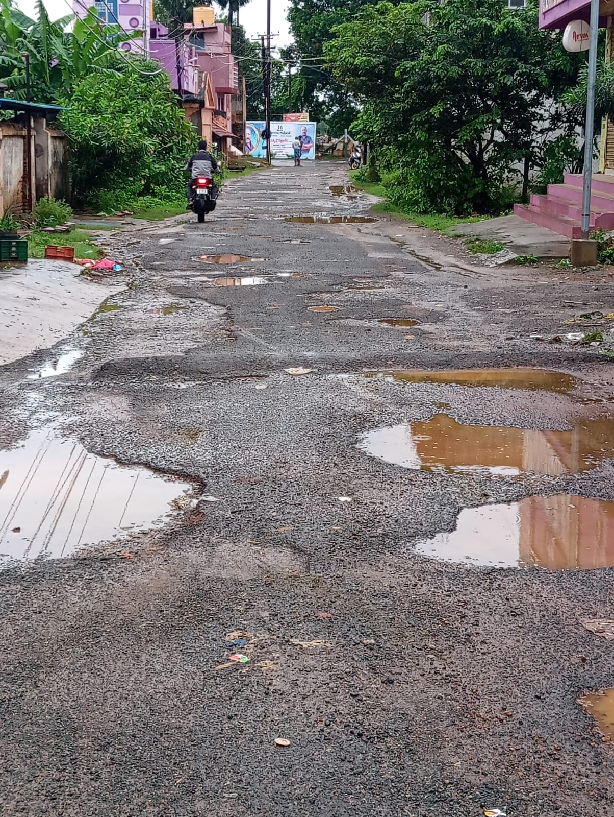 குண்டும், குழியுமான சாலை