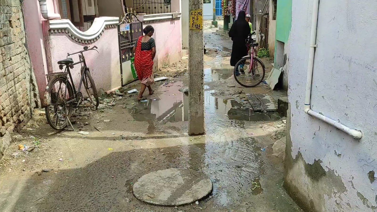 பாதாள சாக்கடை குழாயில் அடைப்பு