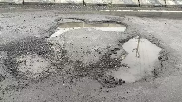 சேதமடைந்த சாலை சேதமடைந்த சாலை