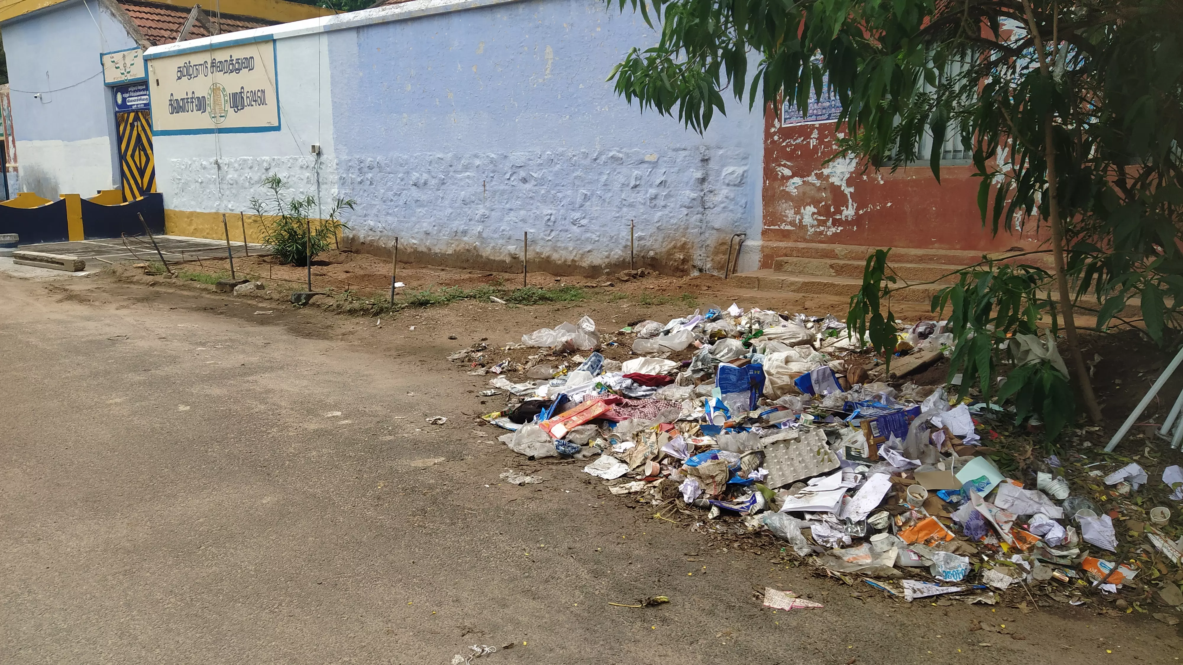 தேங்கி கிடக்கும் குப்பைகள்