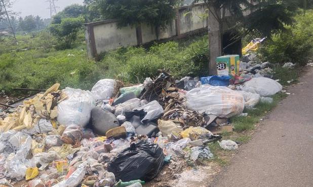 சாலையோரம் கொட்டப்படும் குப்பைகள் சாலையோரம் கொட்டப்படும் குப்பைகள்