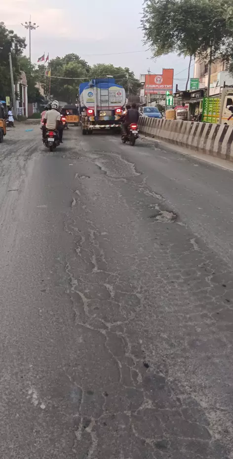 சாலையில் பள்ளங்கள் சாலையில் பள்ளங்கள்