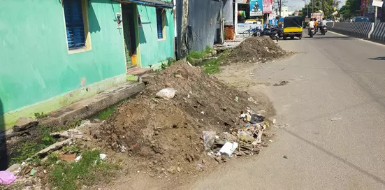 தூர்வாரும் மண்ணை அகற்றுவார்களா?