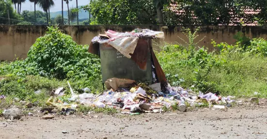 நிரம்பி வழியும் குப்பைகள் நிரம்பி வழியும் குப்பைகள்