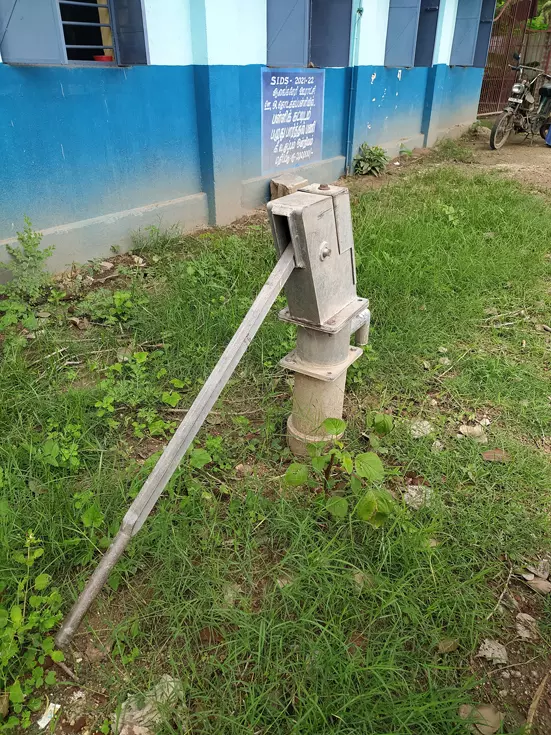 பயன்படாத அடிபம்பு