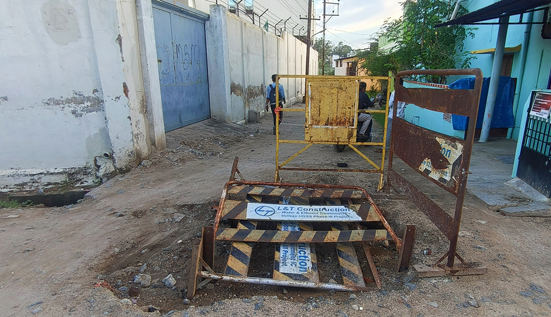 சரிவர மூடப்படாத பள்ளம்