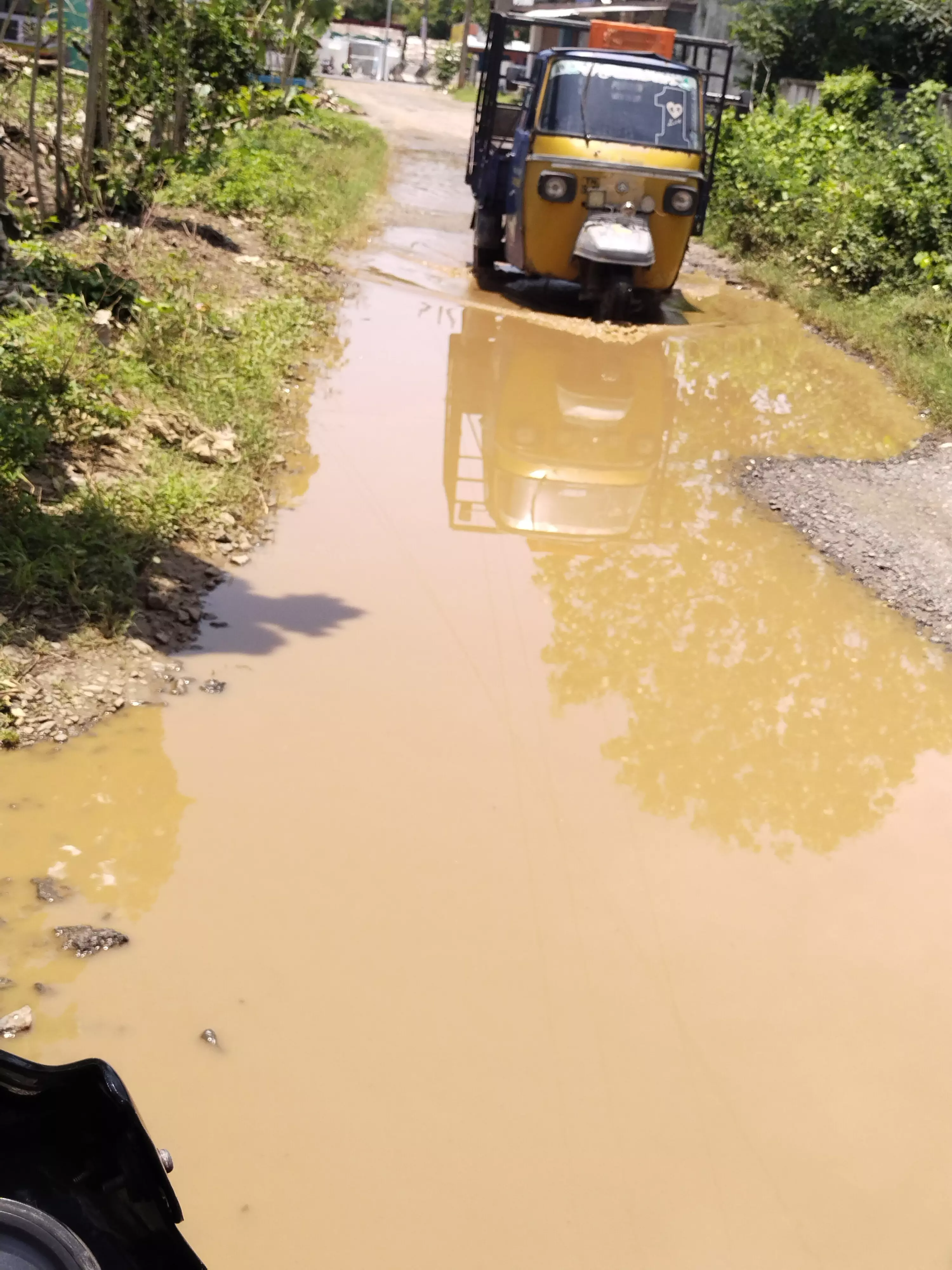 தார் சாலை, பக்க கால்வாய் அமைத்துத்தர வேண்டும் தார் சாலை, பக்க கால்வாய் அமைத்துத்தர வேண்டும்