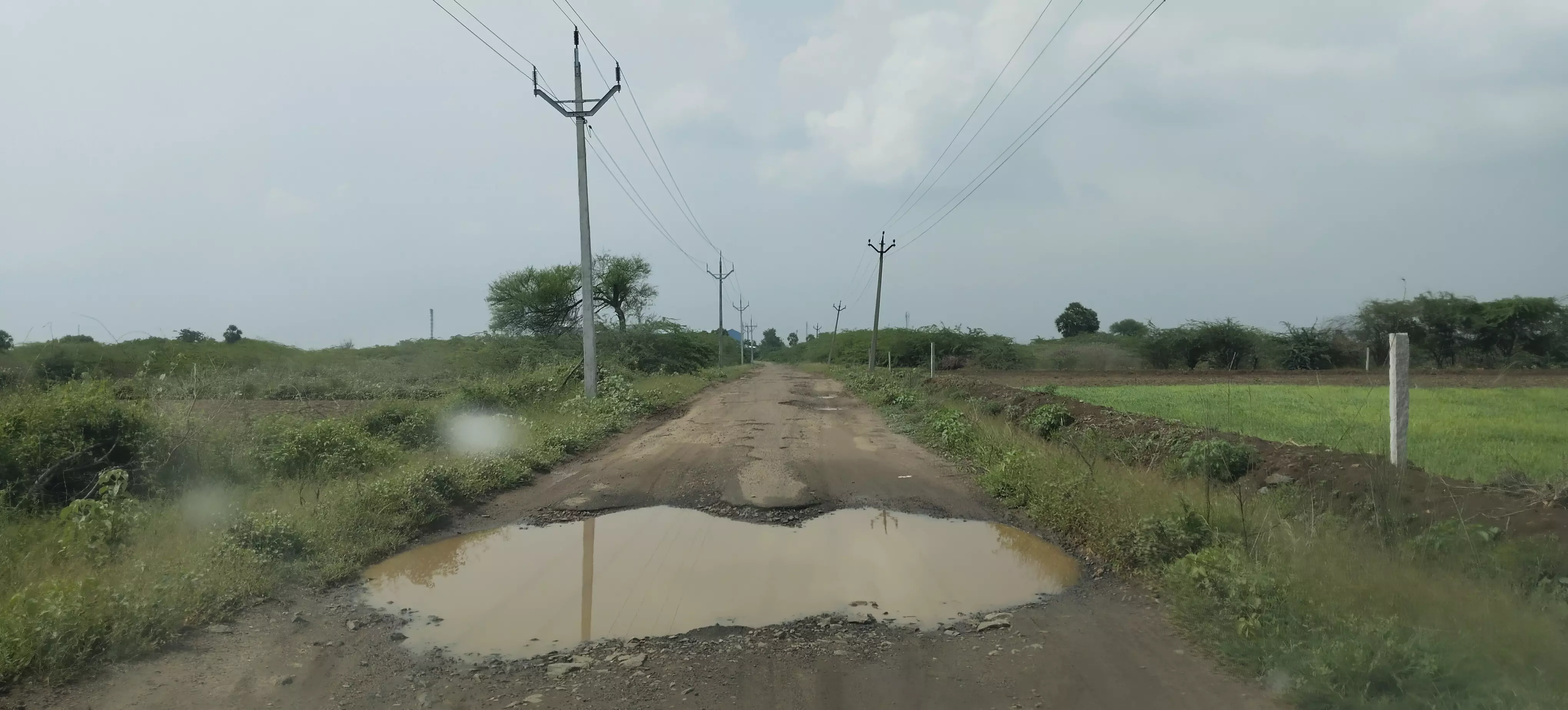 சாலையில் பள்ளம் சாலையில் பள்ளம்