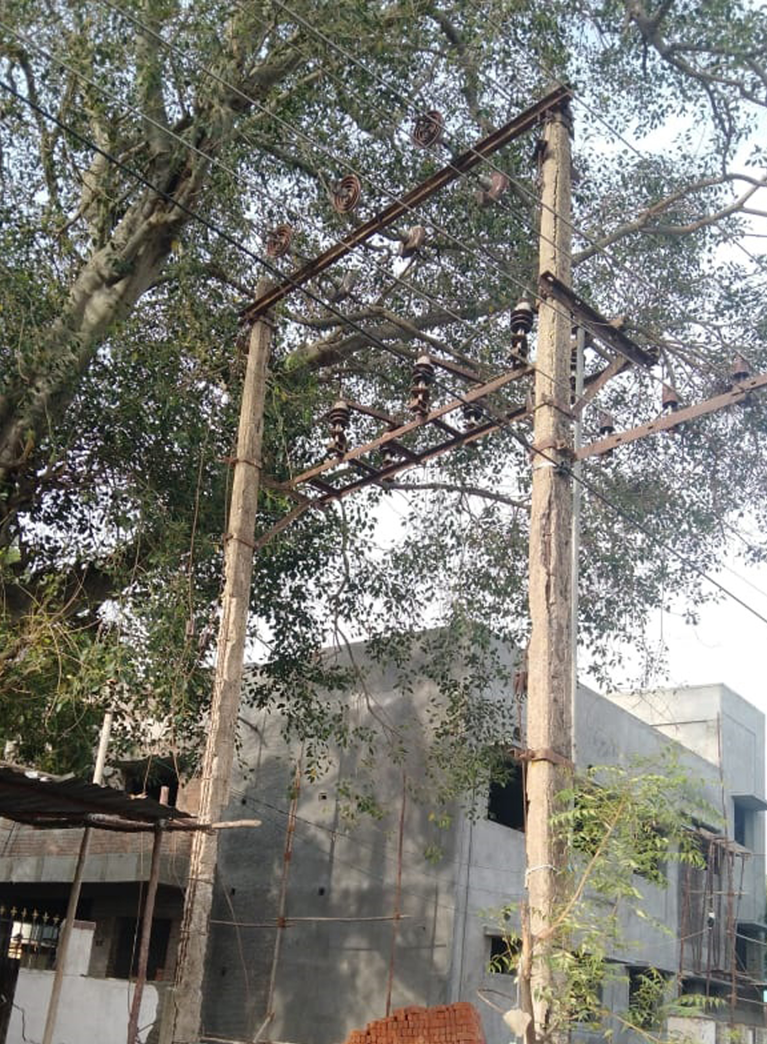 சேதமடைந்த மின்கம்பம்