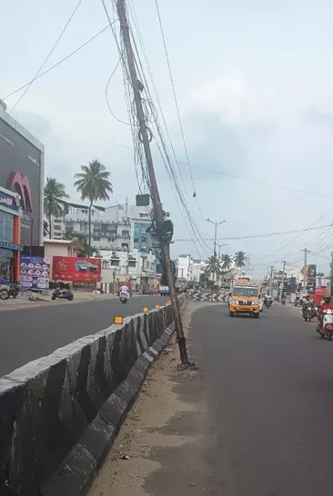 சாய்ந்த நிலையில் மின்கம்பம் சாய்ந்த நிலையில் மின்கம்பம்