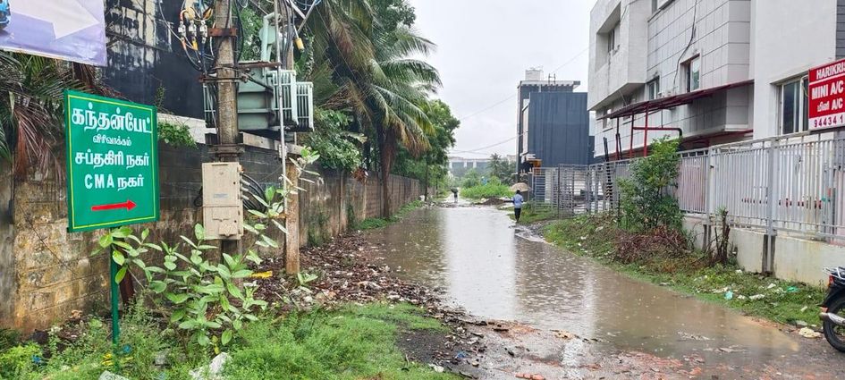 சாலையில் தேங்கிநிற்கும் மழைநீர் சாலையில் தேங்கிநிற்கும் மழைநீர்