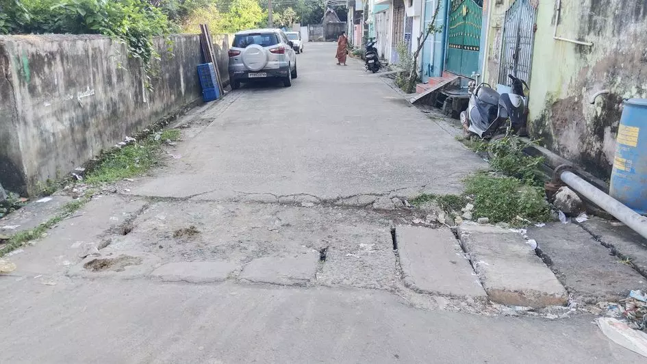 சேதமடைந்த சிமெண்டு சிலாப்புகள்