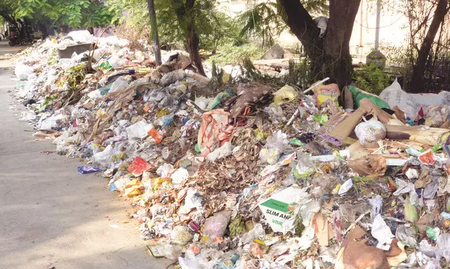 குவிந்து கிடக்கும் குப்பைகள் குவிந்து கிடக்கும் குப்பைகள்