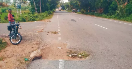 சாலையில் பள்ளம் சாலையில் பள்ளம்