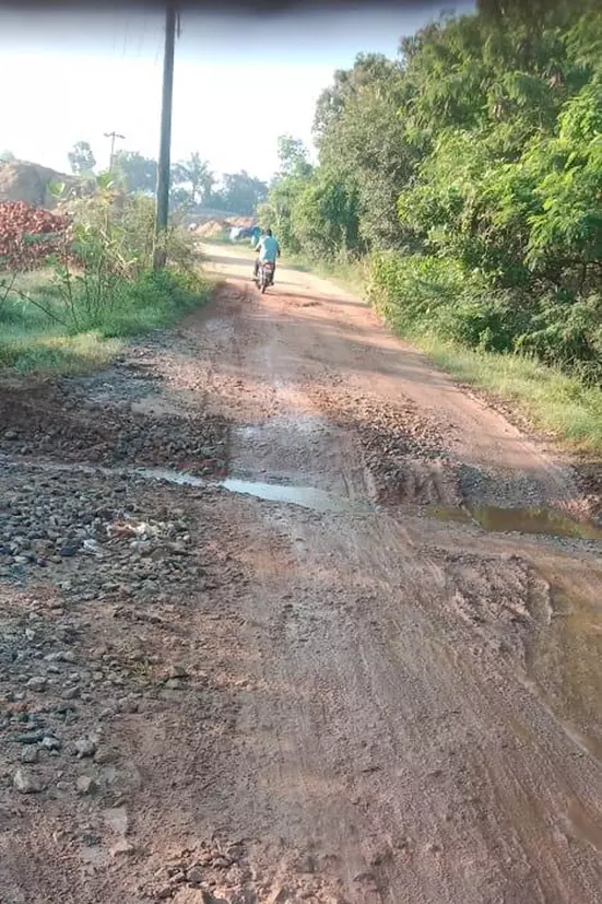 சாலையின் குறுக்கே பள்ளம் சாலையின் குறுக்கே பள்ளம்
