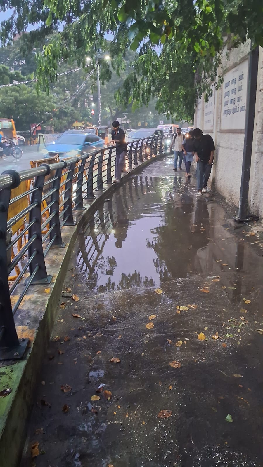 நடைபாதையில் கழிவுநீர்