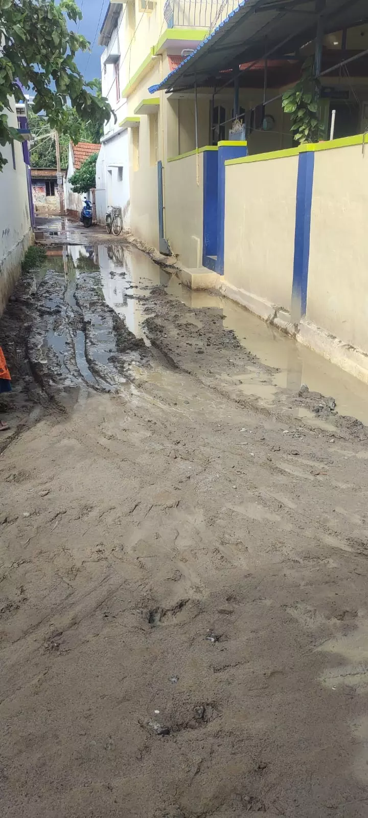 சேறும் சகதியுமான சாலை சேறும் சகதியுமான சாலை