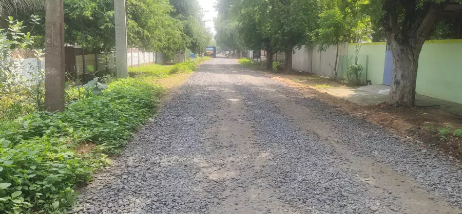 கிடப்பில் போடப்பட்டுள்ள தார் சாலை பணி கிடப்பில் போடப்பட்டுள்ள தார் சாலை பணி