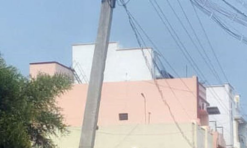 சாய்ந்த நிலையில் மின்கம்பம் சாய்ந்த நிலையில் மின்கம்பம்