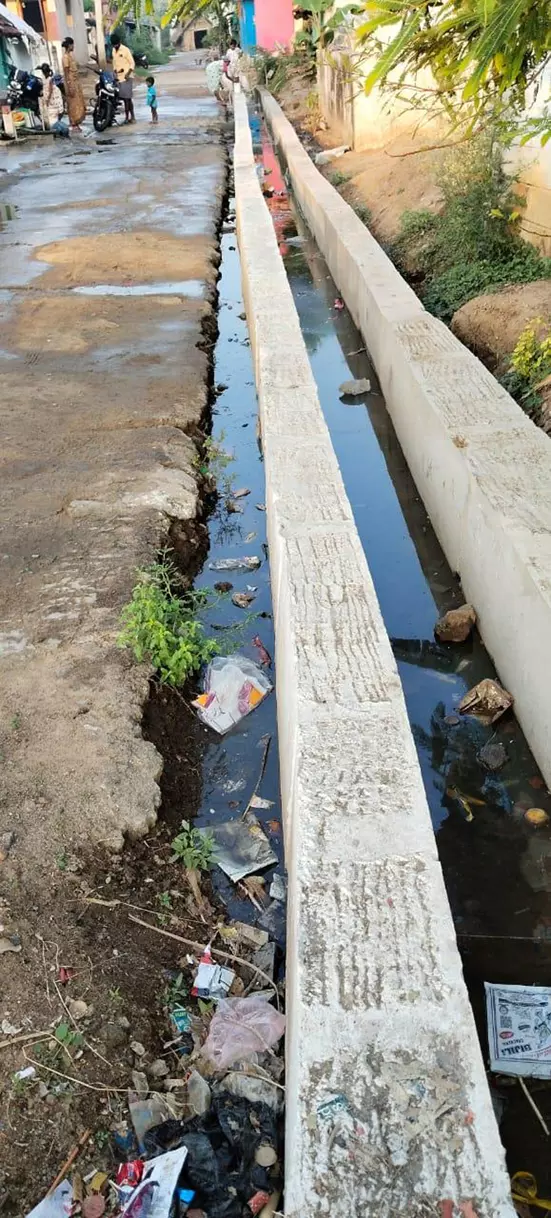 கால்வாய் அருகே தேங்கும் கழிவுநீர்