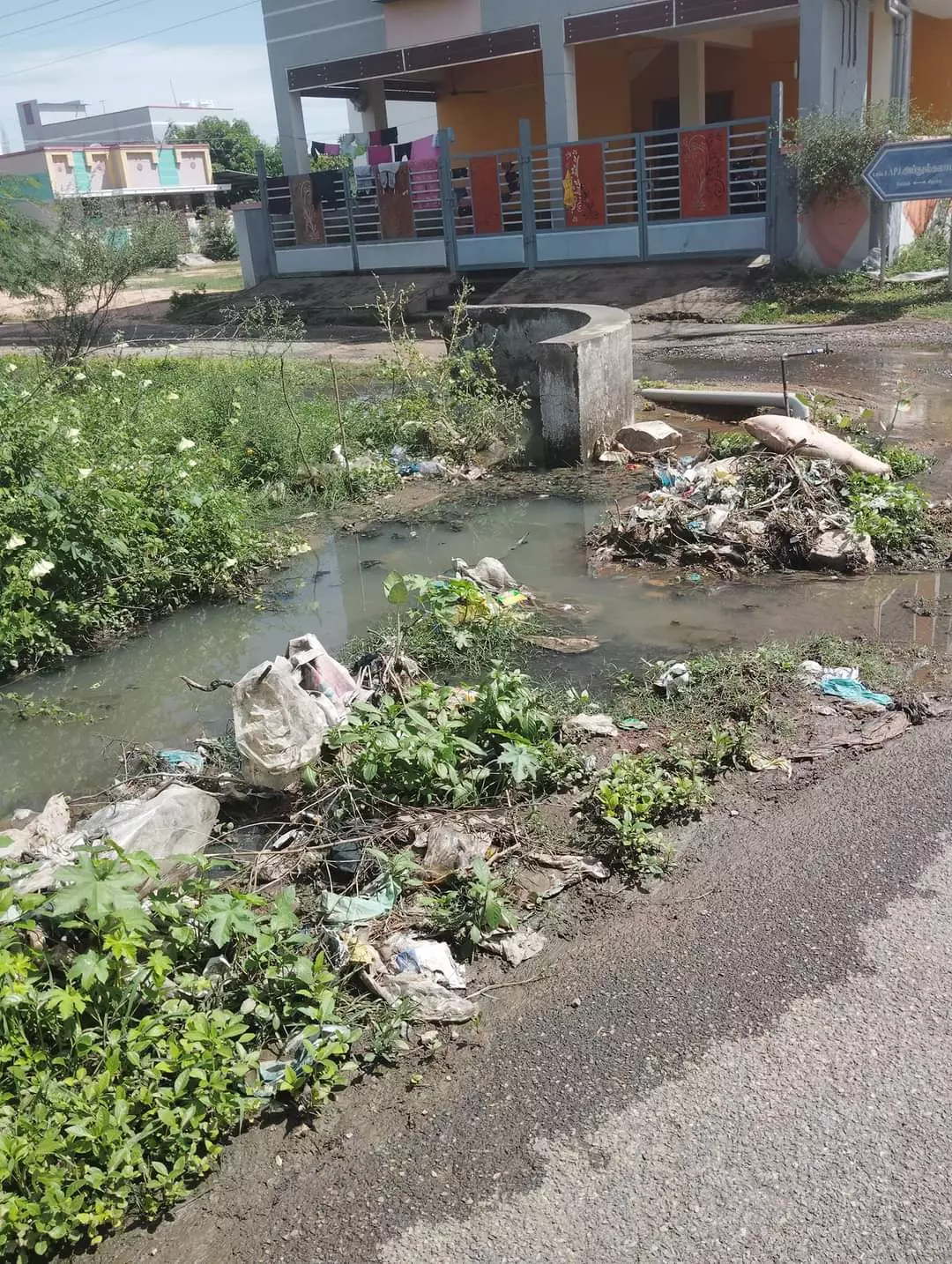 தேங்கி நிற்கும் கழிவுநீர் தேங்கி நிற்கும் கழிவுநீர்