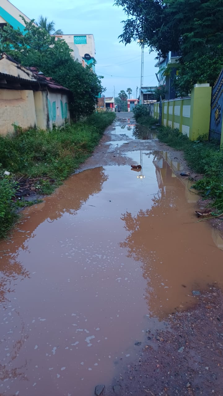 சாலையில் தேங்கும் மழைநீர்
