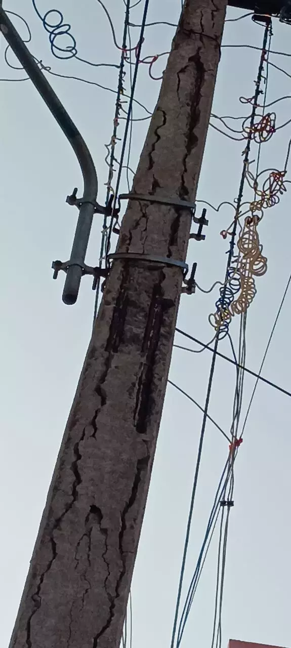 ஆபத்தான மின்கம்பம் ஆபத்தான மின்கம்பம்