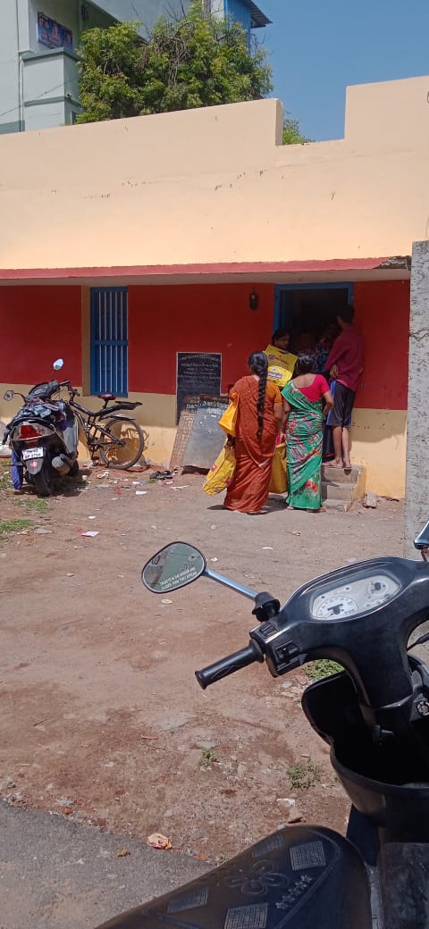 ரேஷன் கடை முன் பந்தல் வேண்டும் ரேஷன் கடை முன் பந்தல் வேண்டும்