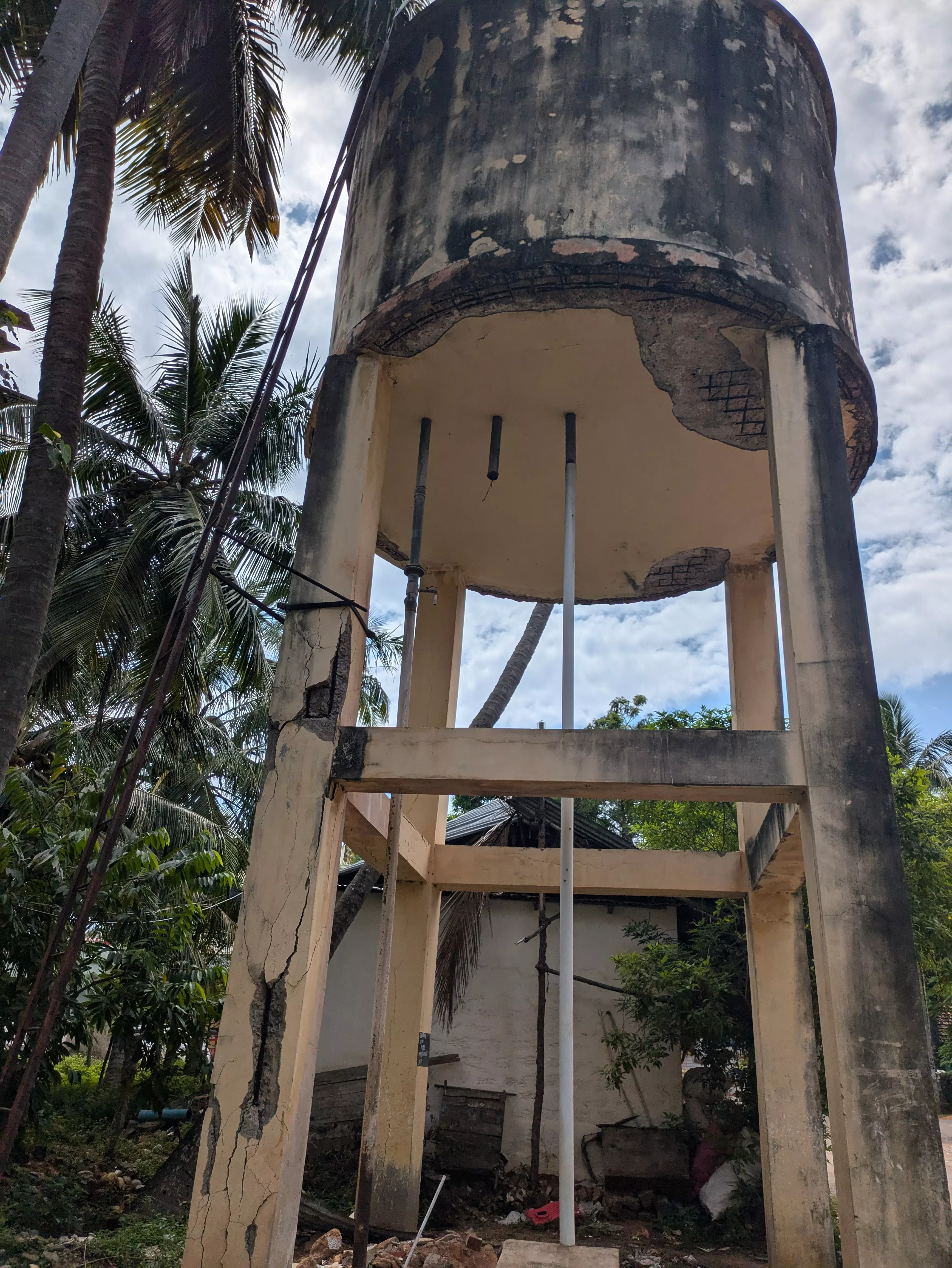 சேதமடைந்த நீர்தேக்கத்தொட்டி சேதமடைந்த நீர்தேக்கத்தொட்டி