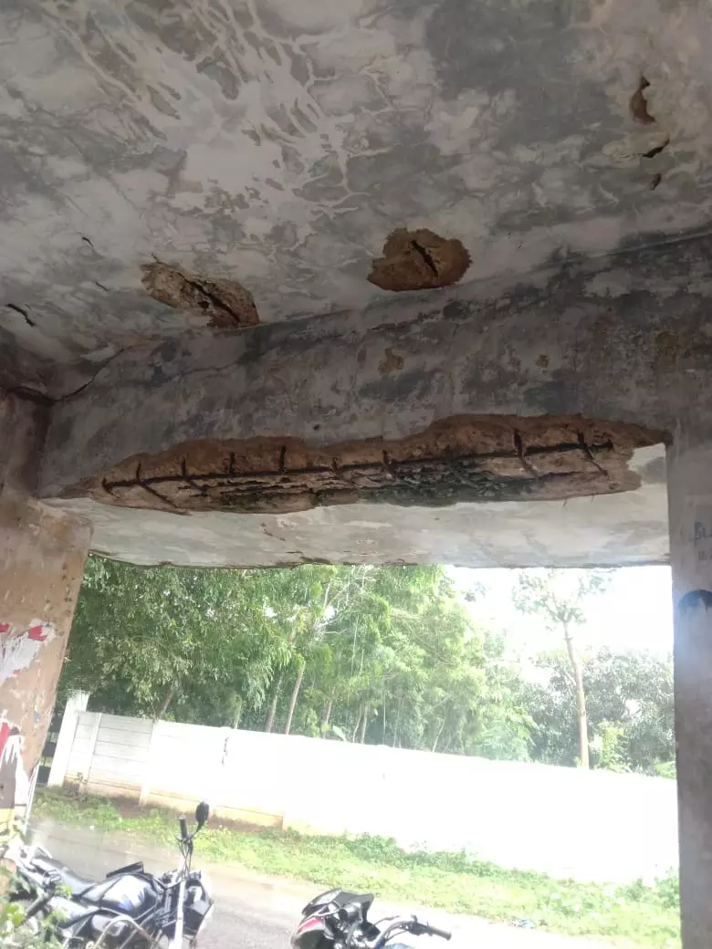 பழுதடைந்த பயணிகள் நிழலகம் பழுதடைந்த பயணிகள் நிழலகம்