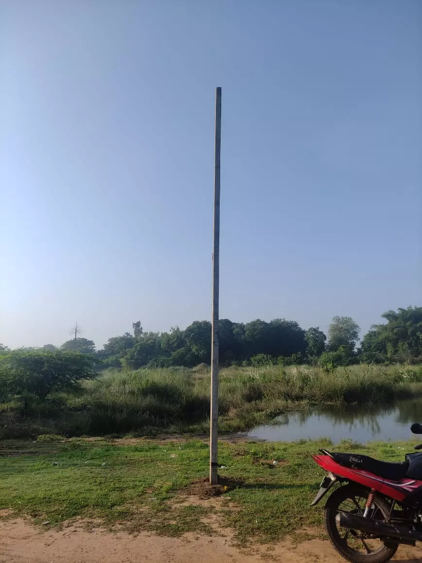 மின்கம்பம் இருக்கு; மின்விளக்கு இல்லை