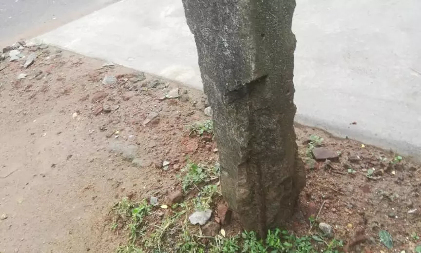 சேதமடைந்த மின்கம்பம்