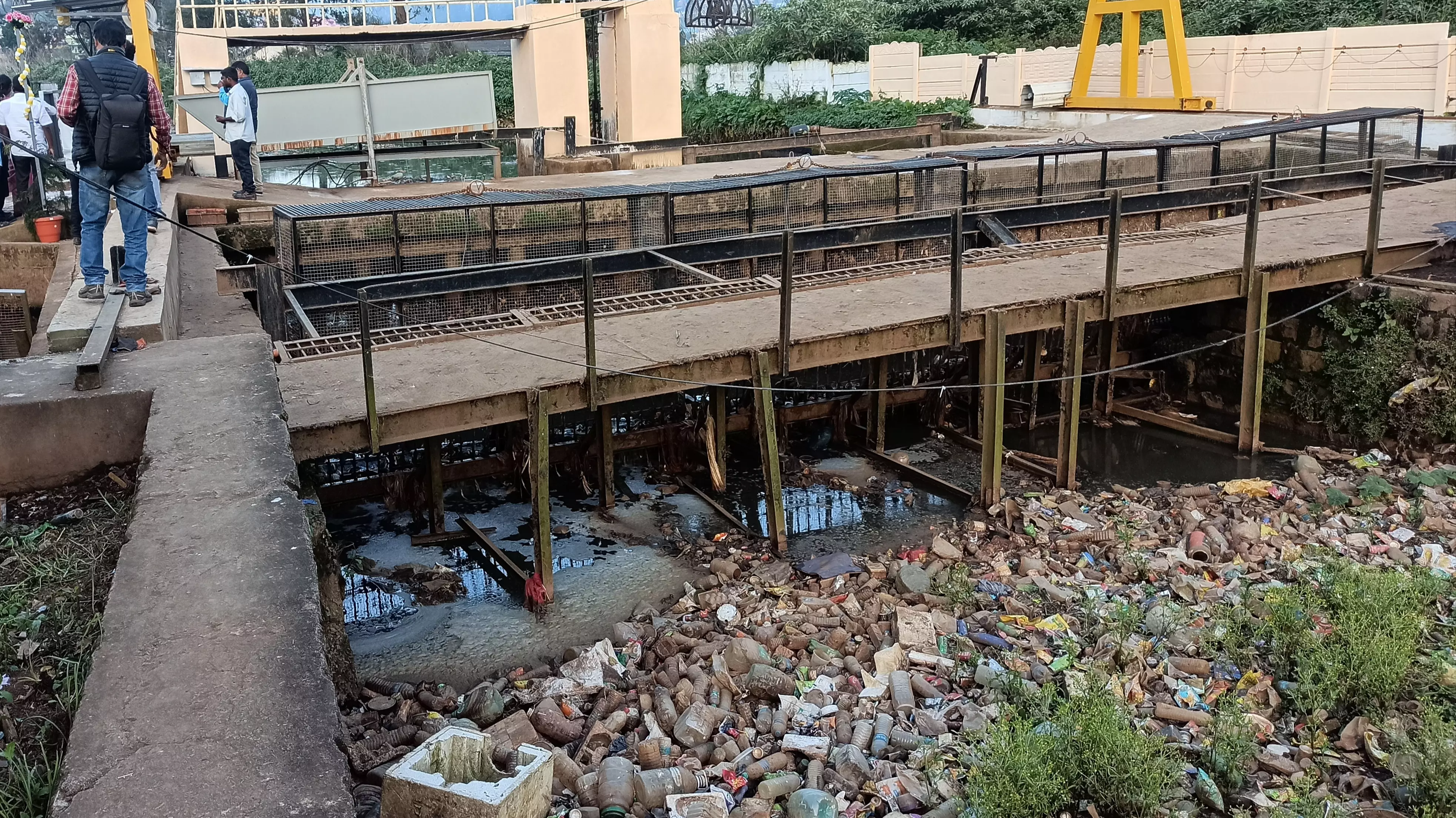 மாசுபடும் ஏரி தண்ணீர்