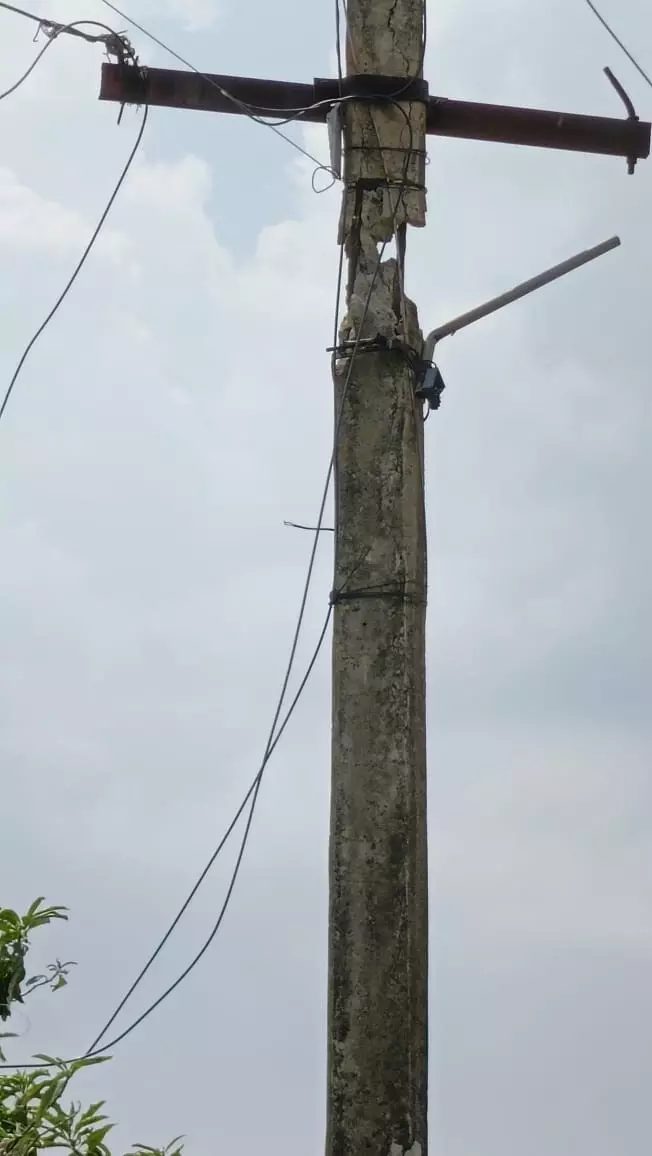 மின்கம்பம் அகற்றப்படுமா?