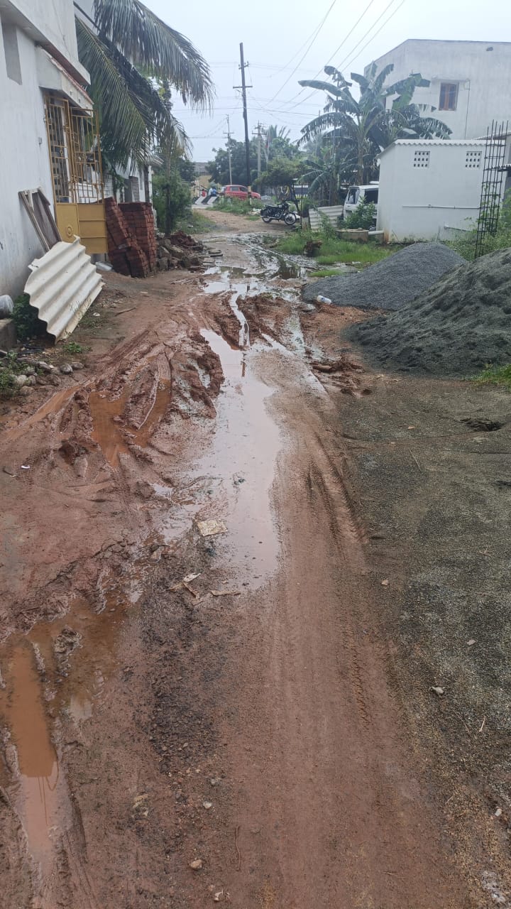 சேறும், சகதியுமான சாலை