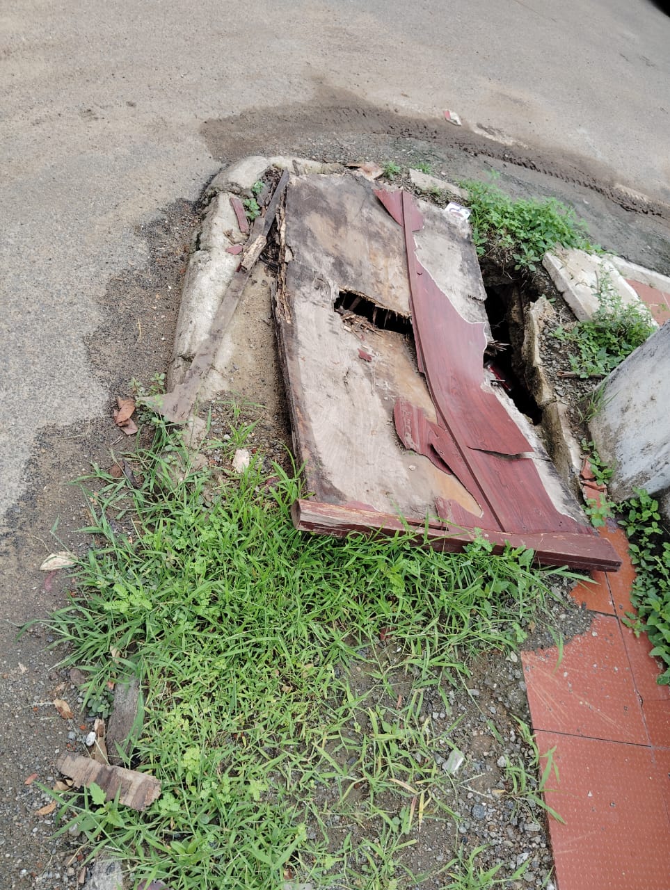 மழைநீர் வடிகால்வாய் மூடி சேதம்