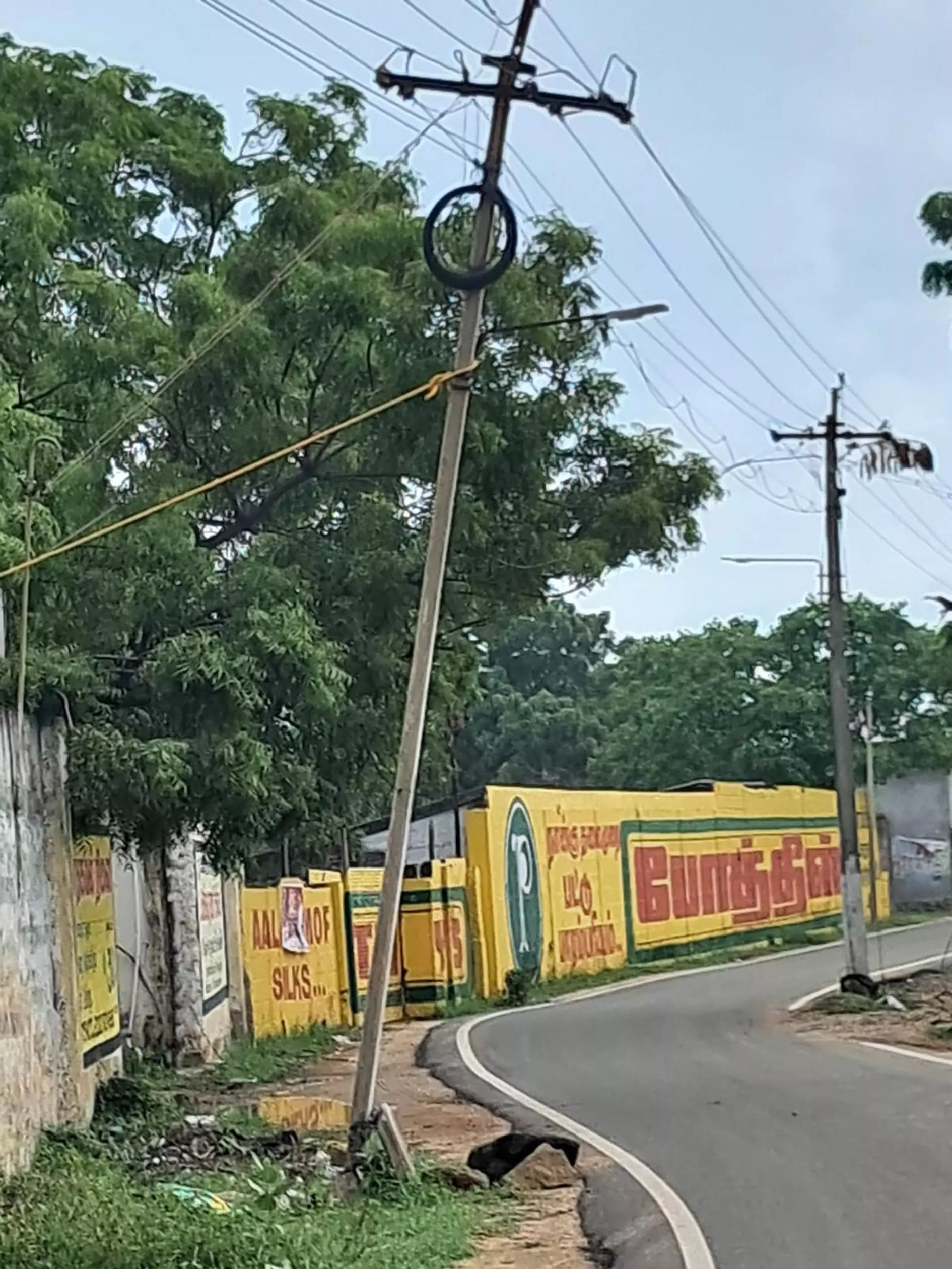 ஆபத்தான மின்கம்பம்