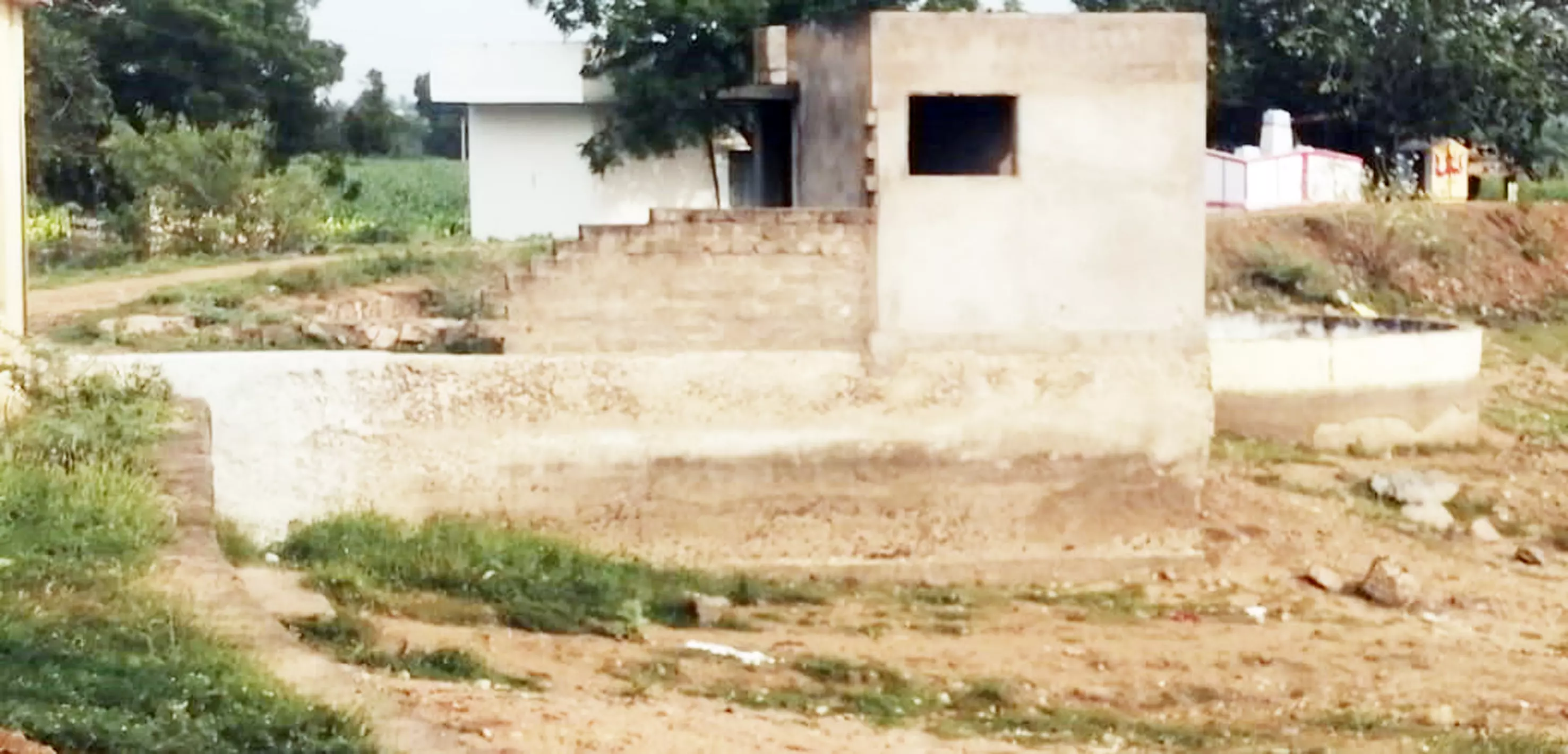 சமூக விரோதிகளின் கூடாரமாக மாறிய கட்டிடம்