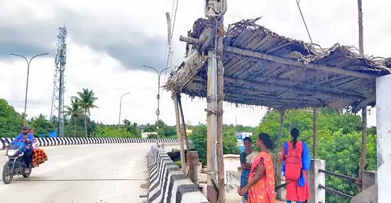 ஓலை கீற்றால் வேய்ந்த பயணிகள் நிழற்குடை