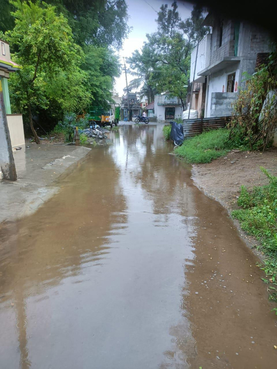 சாலையில் தேங்கிய மழைநீர்