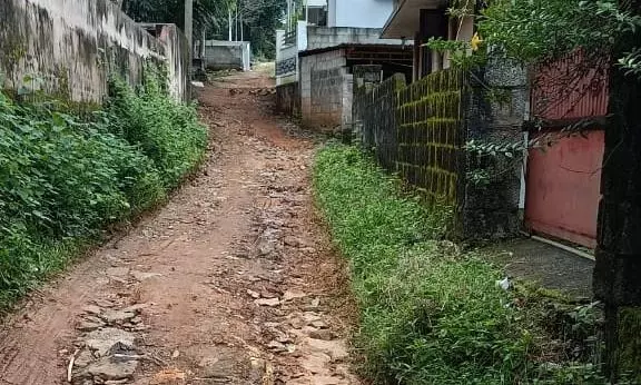 சேதமடைந்த சாலை சேதமடைந்த சாலை