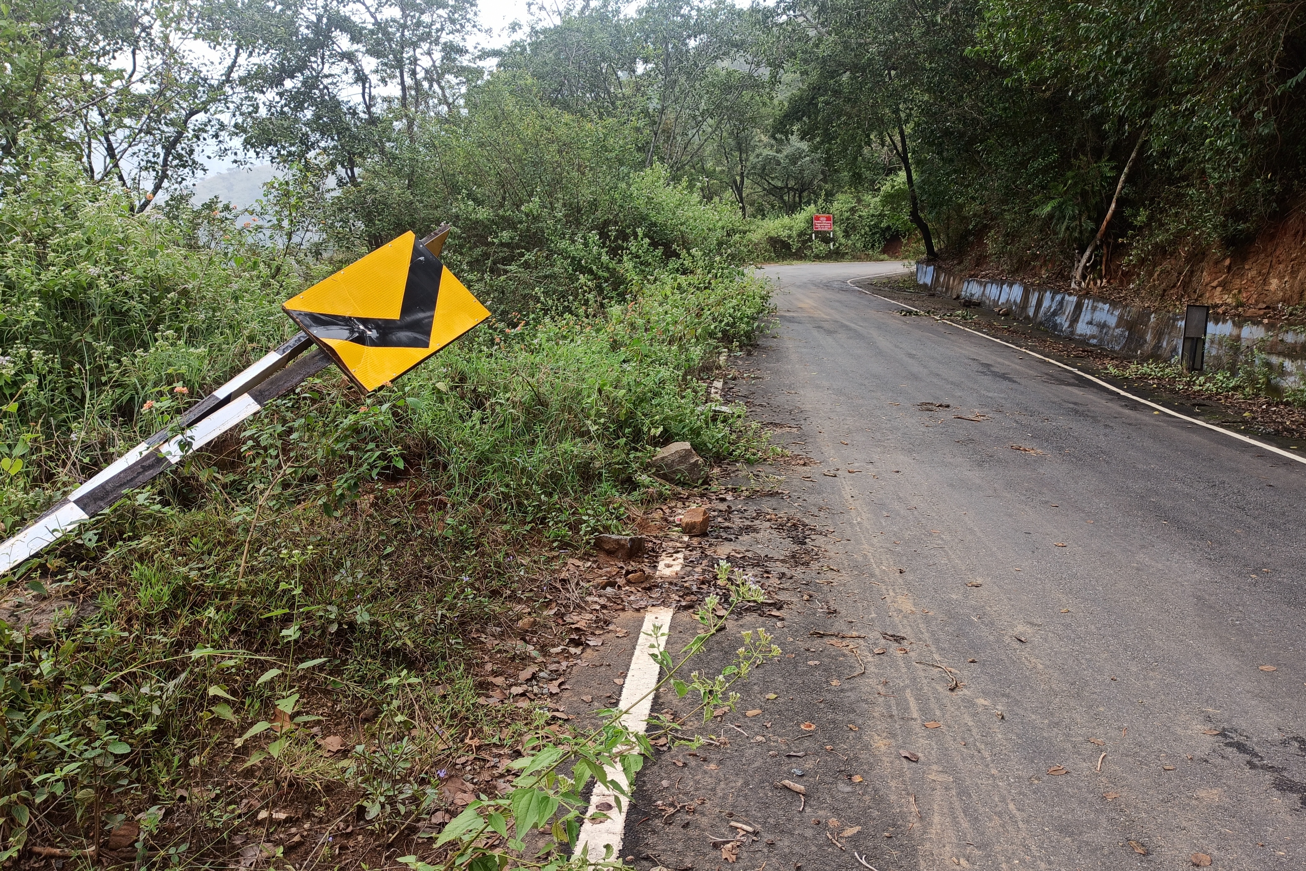 வழிகாட்டி பலகைகள் சேதம்