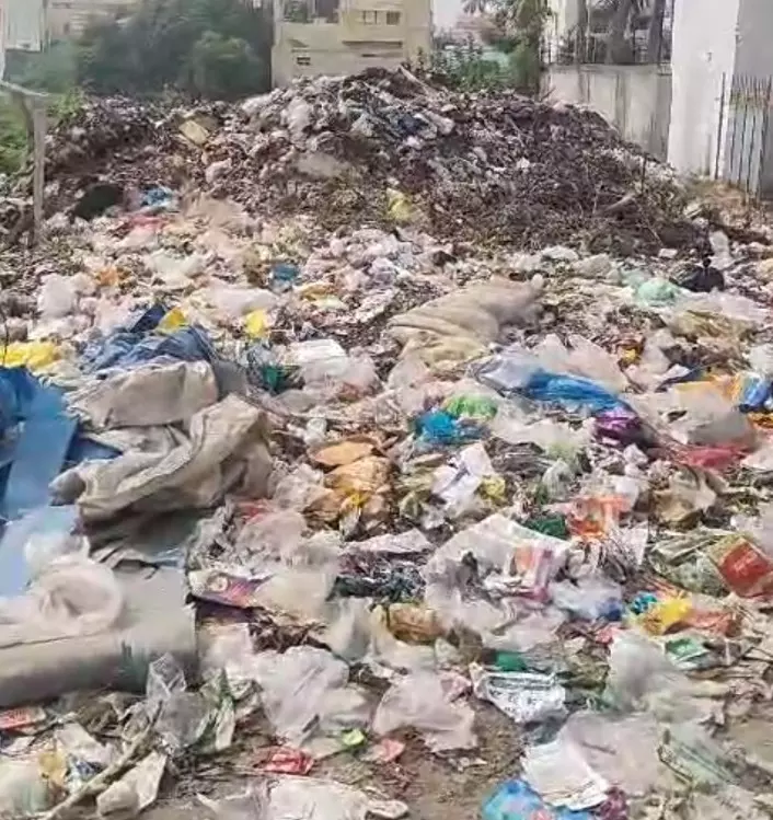 குவிந்து கிடக்கும் குப்பைகள் குவிந்து கிடக்கும் குப்பைகள்