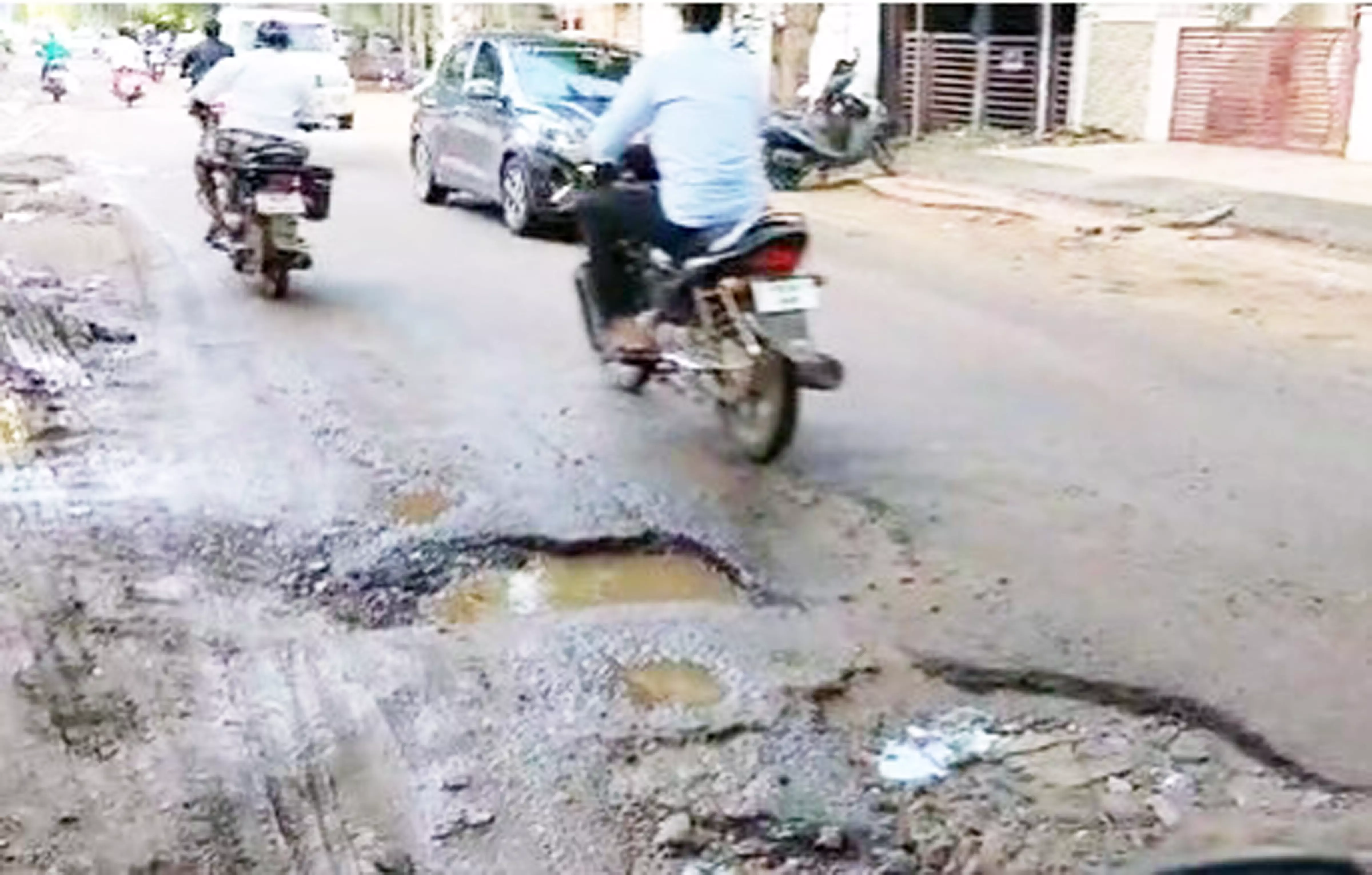 குண்டும் குழியுமான சாலை குண்டும் குழியுமான சாலை