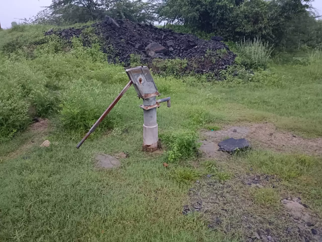 பழுதடைந்த அடி பம்பு